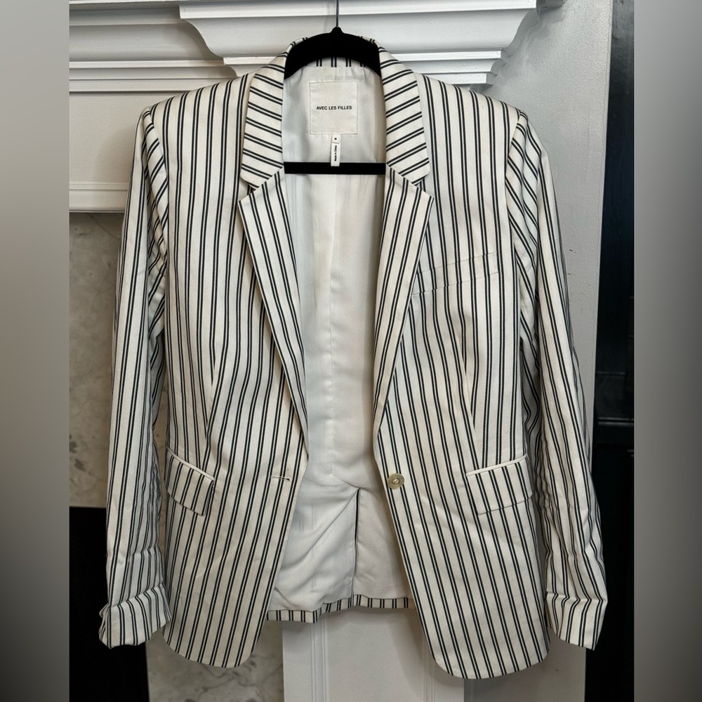 Avec Les Filles Striped Herringbone blazer white and dark blue/black. Women’s M
